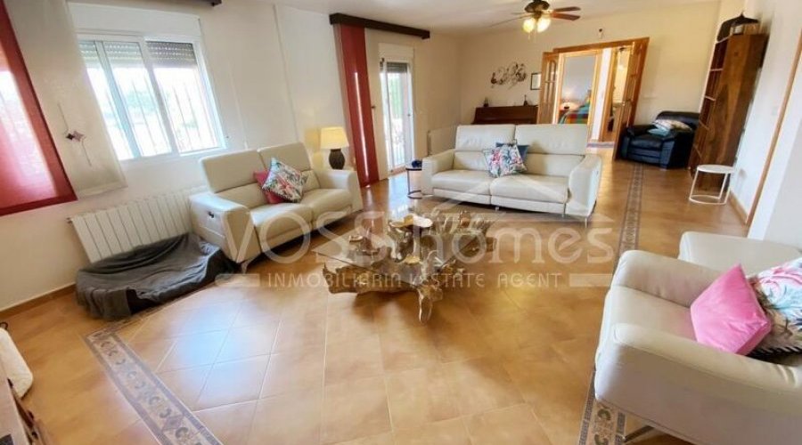 A beautifully maintained, quality built, two-storey, 3 bed.. - 2