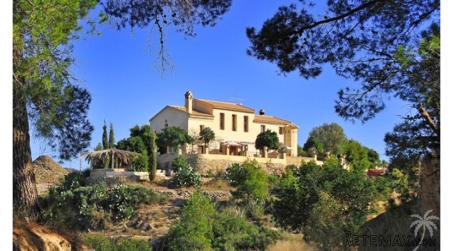 A well-kept, unique and spacious finca with 2 guesthouses..
