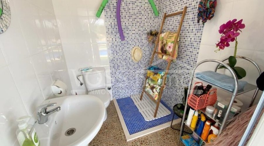 A beautifully maintained, quality built, two-storey, 3 bed.. - 20