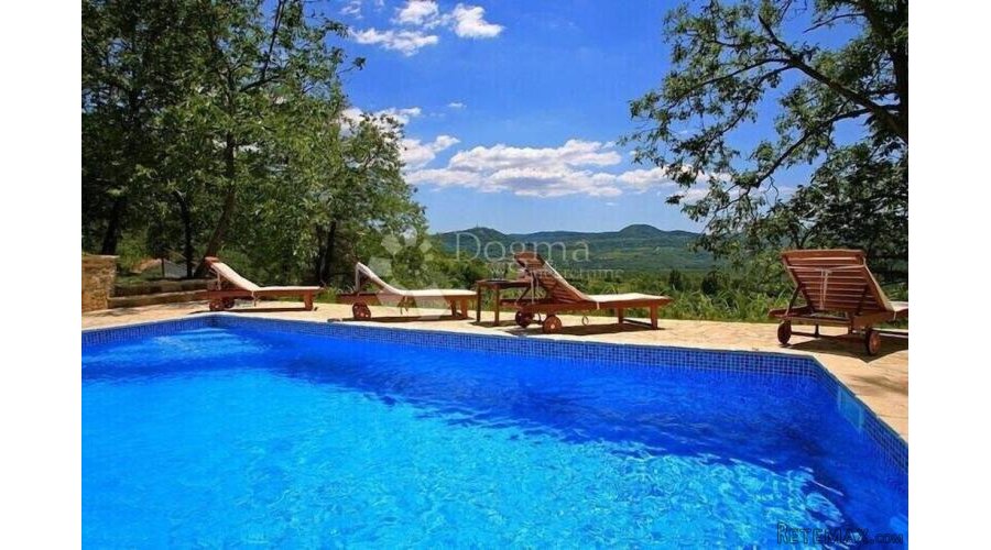 PREKRASNA AUTOHTONA ISTARSKA KUĆA SA PANORAMSKIM POGLEDOM