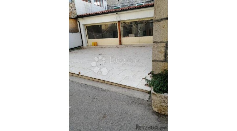 VODICE, poslovno-stambeni prostor u centru blizu mora