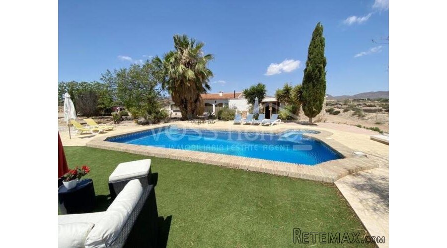 EXCLUSIVE TO VOSS HOMES - Large, renovated, country house.. - 6