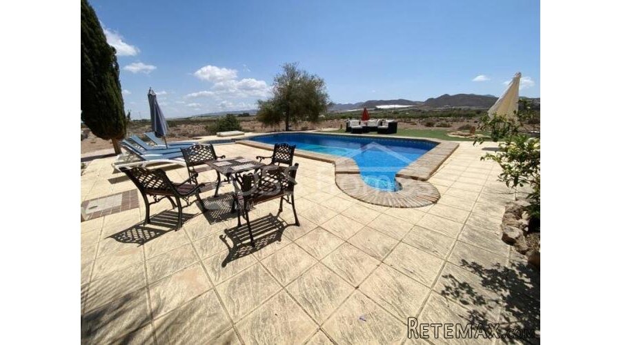 EXCLUSIVE TO VOSS HOMES - Large, renovated, country house.. - 7