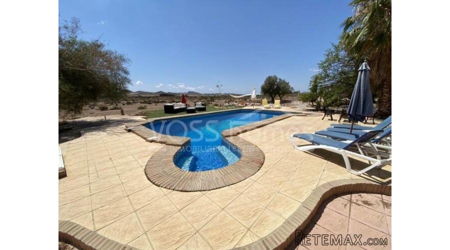 EXCLUSIVE TO VOSS HOMES - Large, renovated, country house.. - 8