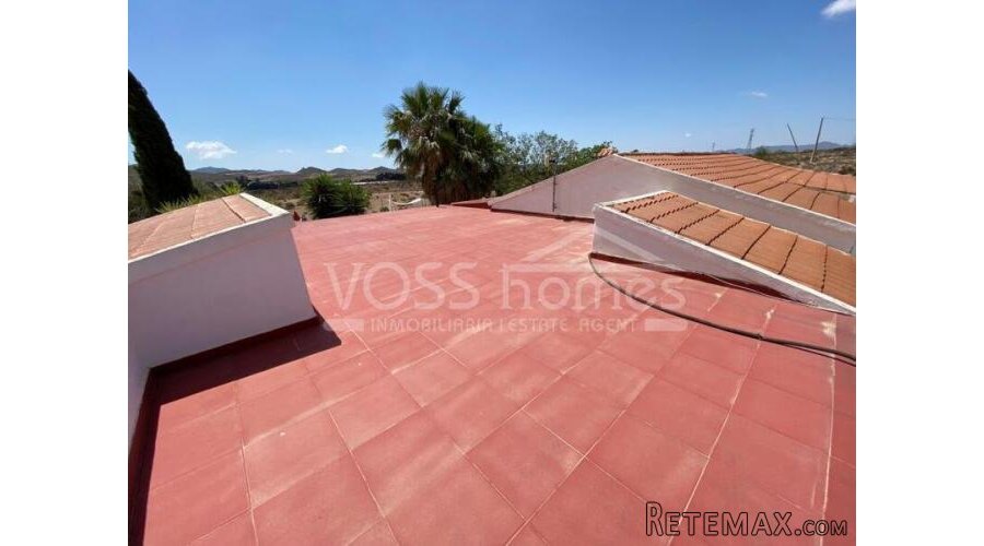 EXCLUSIVE TO VOSS HOMES - Large, renovated, country house.. - 9