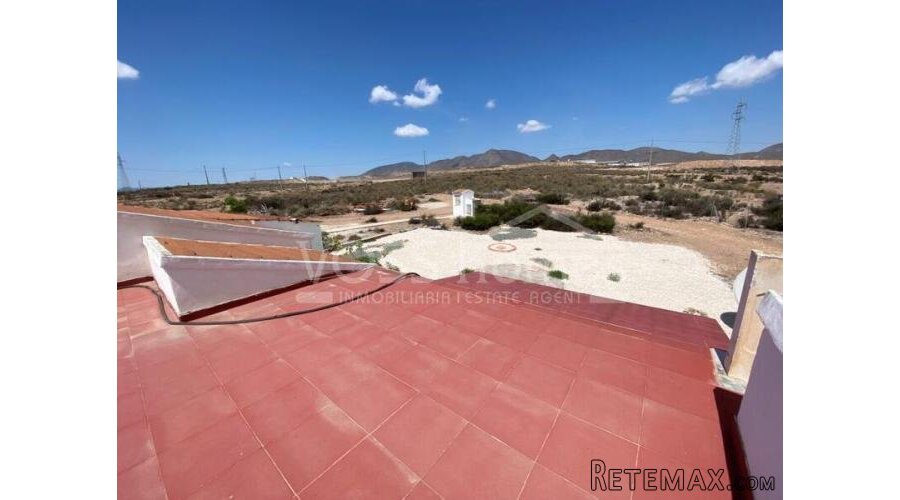 EXCLUSIVE TO VOSS HOMES - Large, renovated, country house.. - 10