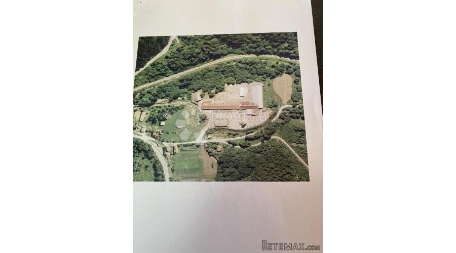 Velika parcela sa više poslovnih objekata