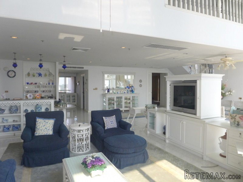 Duplex Penthouse, 4 bedrooms, right on..