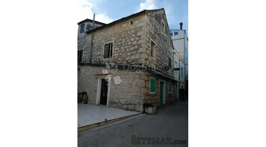 VODICE, kuća i poslovni prostor u centru blizu mora