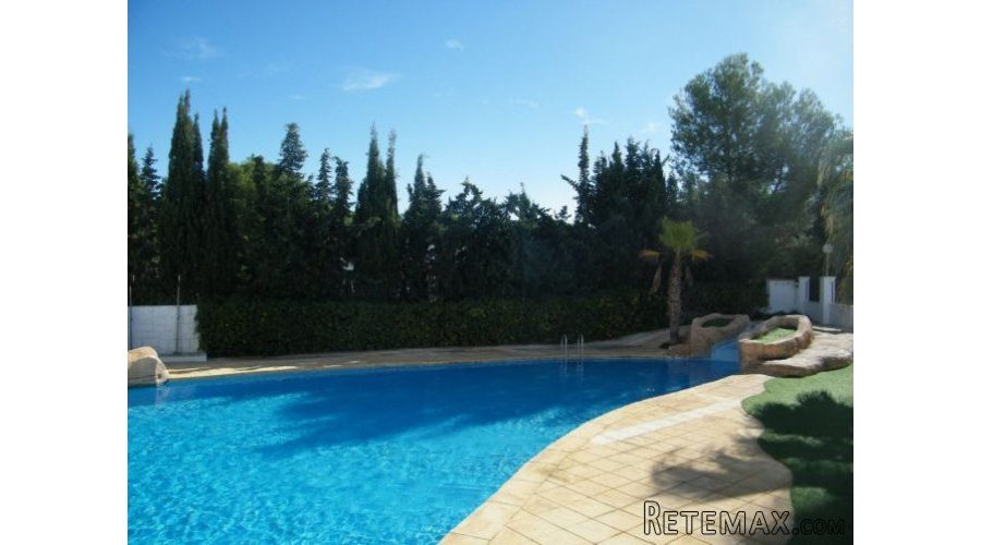 This nice and well presented town house is located on the.. - 2