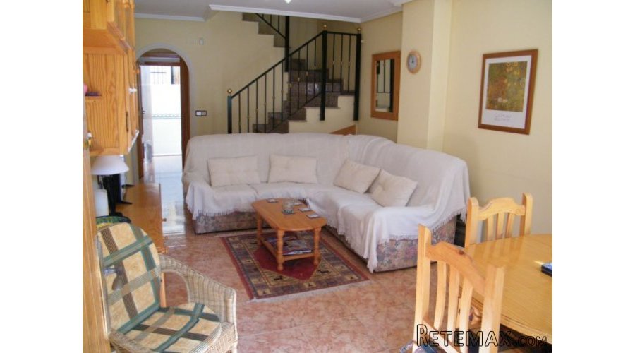 This nice and well presented town house is located on the.. - 3