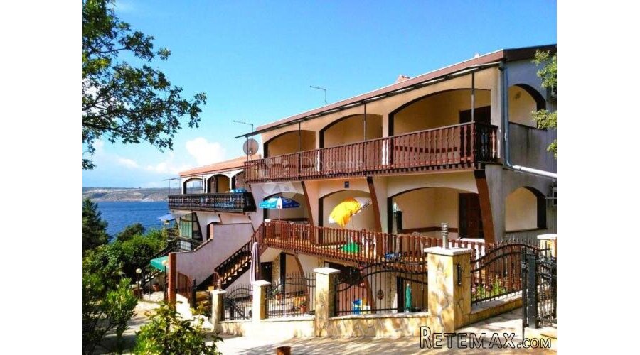 Mediteranski dragulj: kuća s apartmanima i pogledom na more