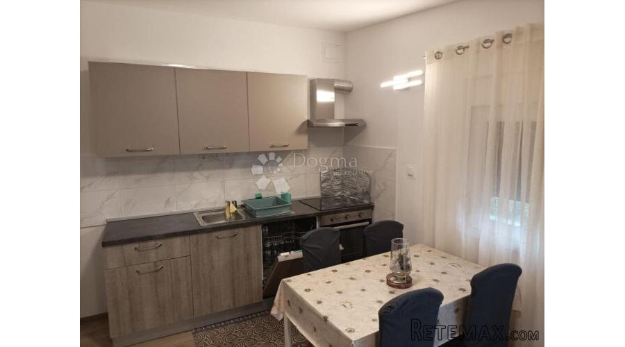 Obrovac 2 apartmana 6SB + 2DB ogromna okućnica