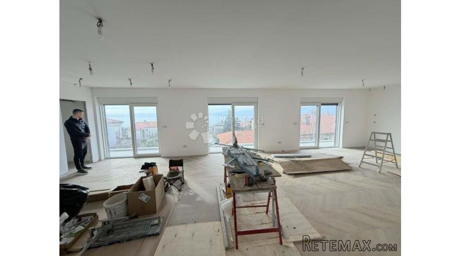 Moderan višeetažni stan 220m² s pogledom na more – Kostrena