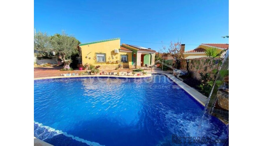 NEW LISTING TO VOSS HOMES - An impressive and large 4 bed.. - 7
