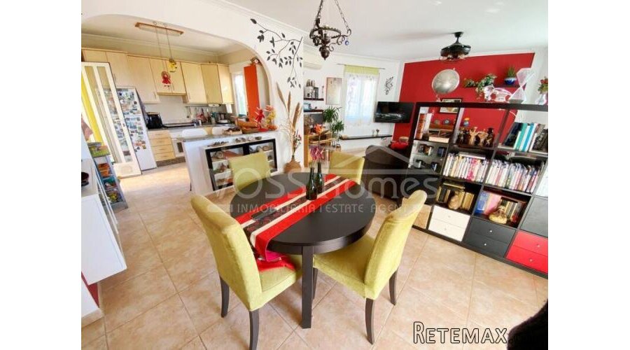 NEW LISTING TO VOSS HOMES - An impressive and large 4 bed.. - 9