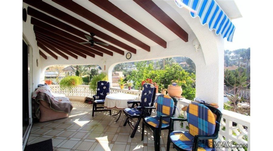 This well maintained property is located within walking.. - 2
