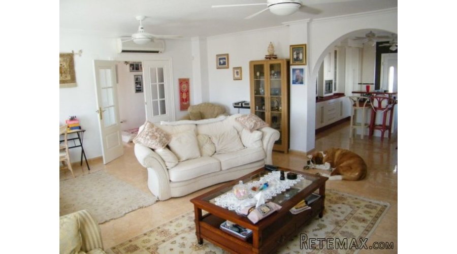 This immaculate six bedroom detached villa is located on.. - 3