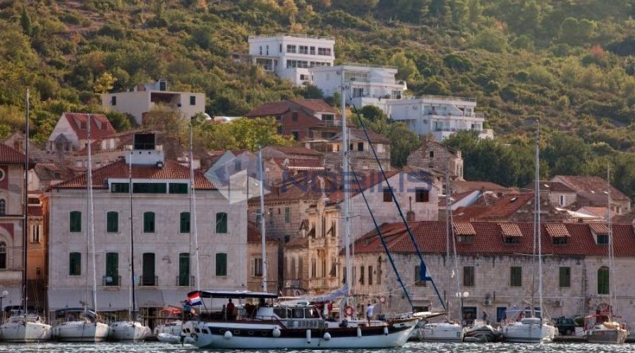 Vis - kuća 300 m2 + 1.700m okućnica + bazen - 3