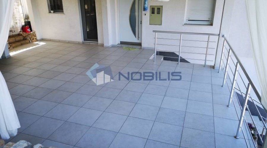 Vis - kuća 300 m2 + 1.700m okućnica + bazen - 8