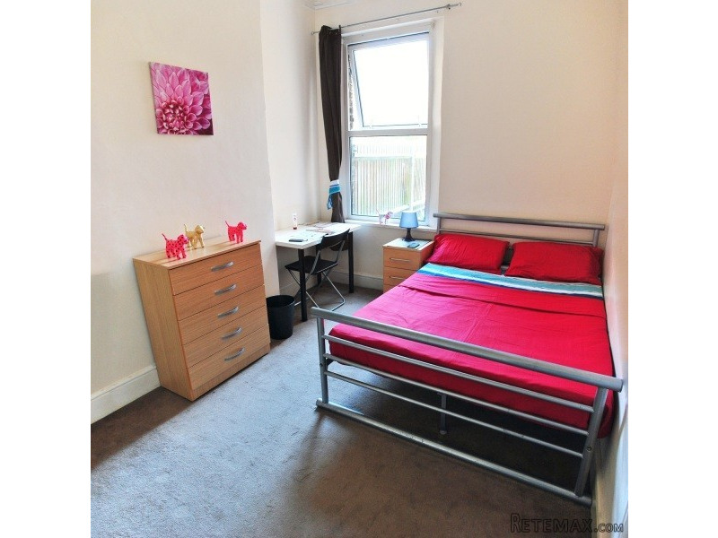 Single with double bed near Kensal..