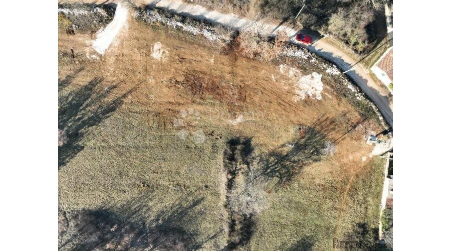 PREKRASNO GRAĐEVINSKO ZEMLJIŠTE - 962 m2