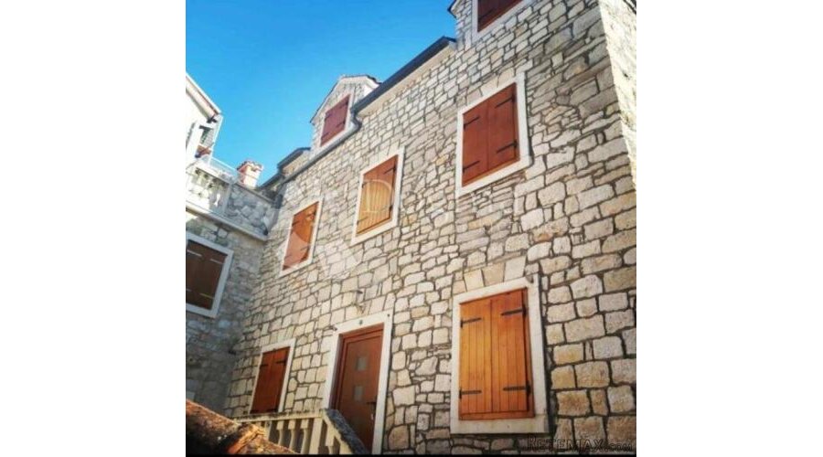 Prilika! Poslovno-stambena vila u Supetru, Brač - 2