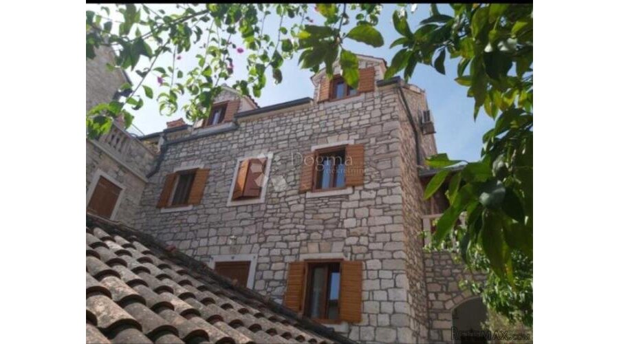 Prilika! Poslovno-stambena vila u Supetru, Brač - 3