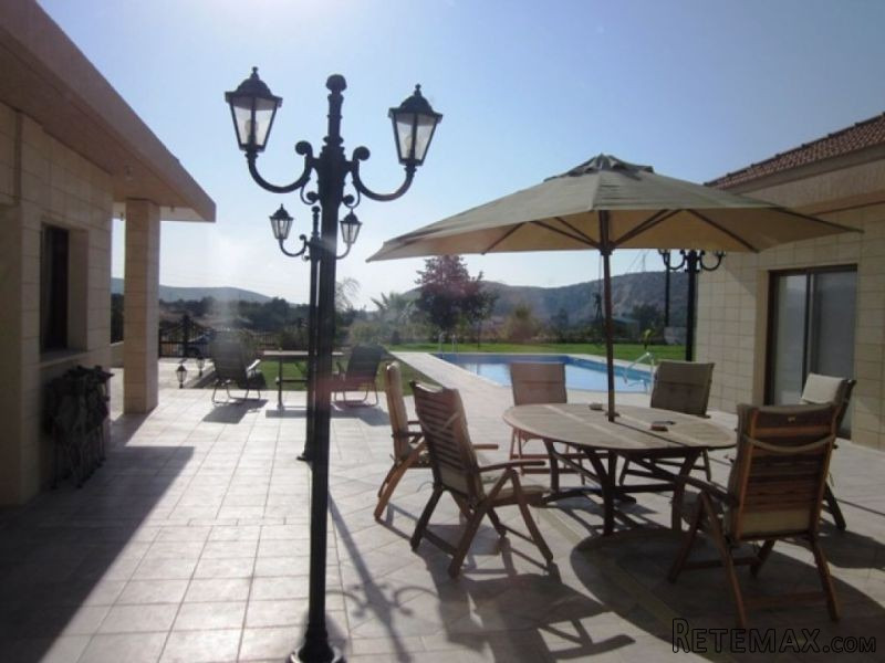 Beautiful 4 bedroom villa with views in..