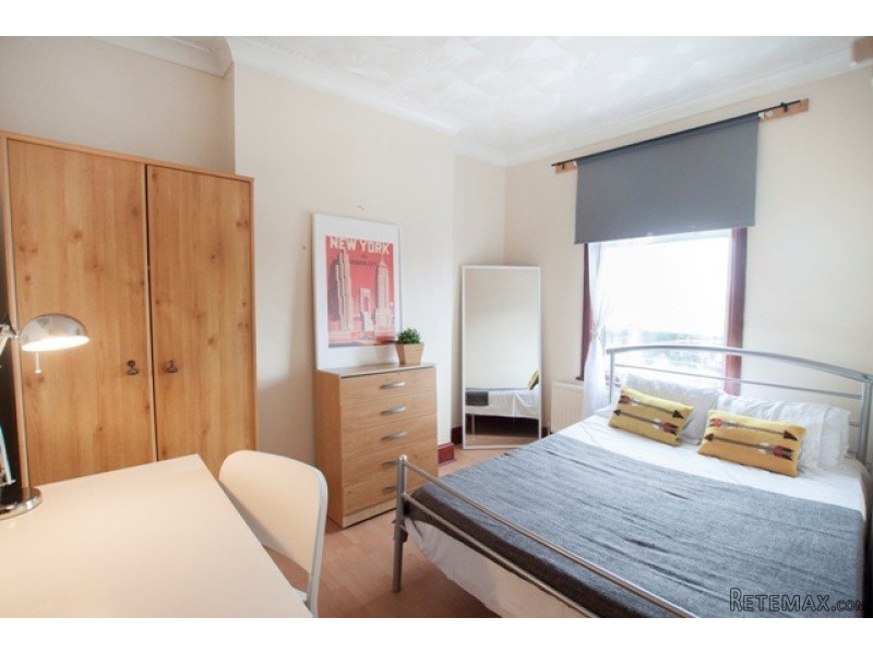 Single with double bed near Stratford..