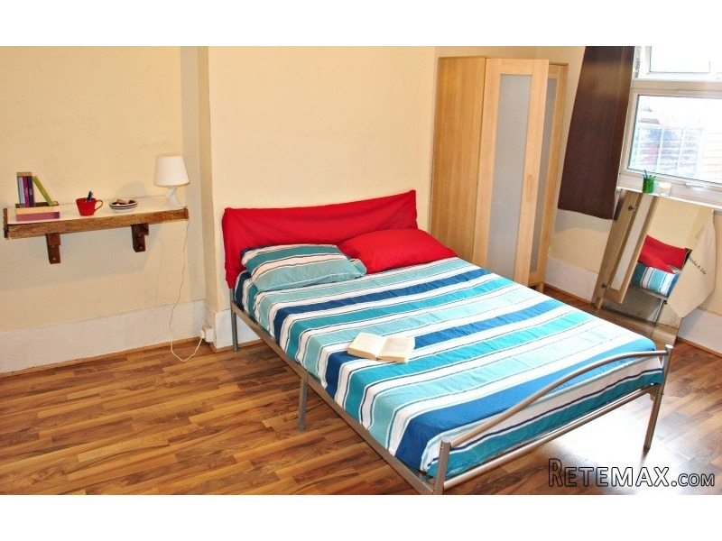 Single with double bed near Turnpike..