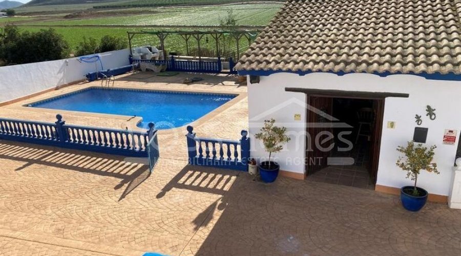 NEW LISTING TO VOSS HOMES - A huge, stunning, approx 490m2.. - 12