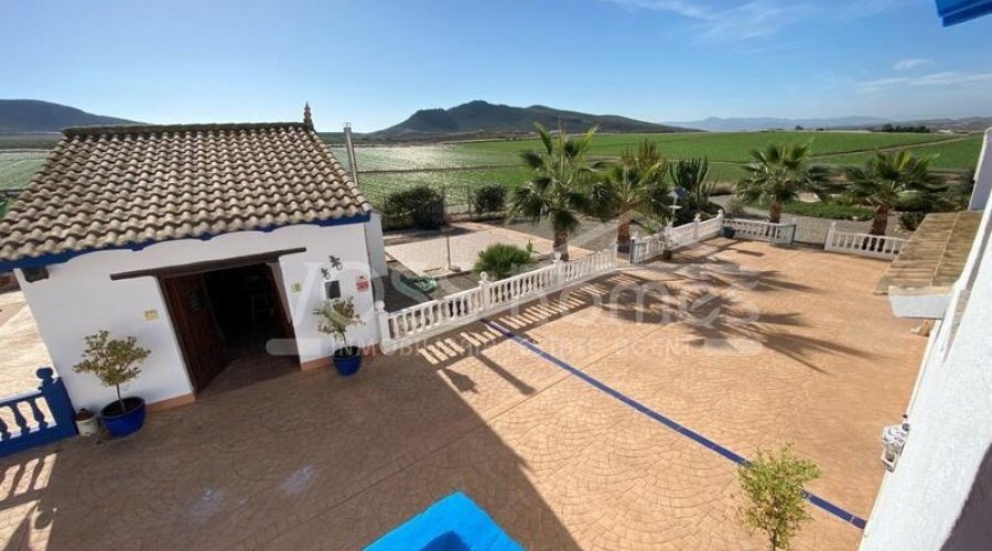 NEW LISTING TO VOSS HOMES - A huge, stunning, approx 490m2.. - 13