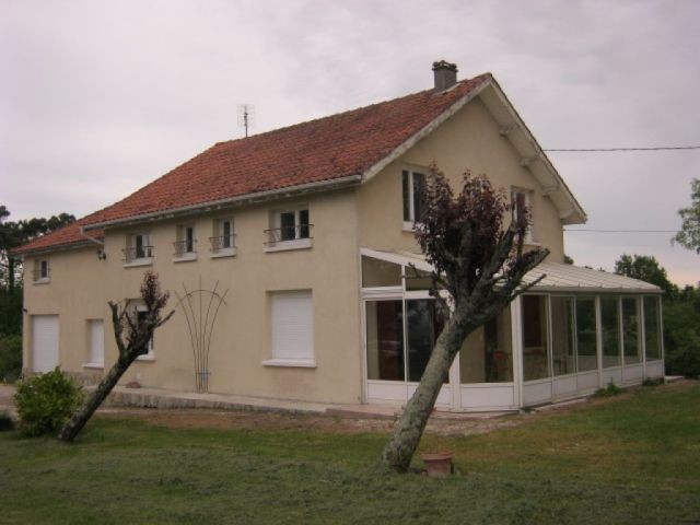 Spacious 5 bedroom house near..