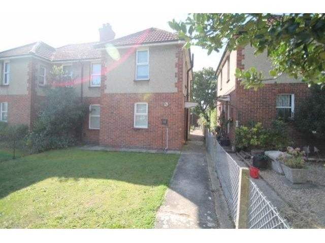 Unfurnished 2 bedroom Semi-Detached..