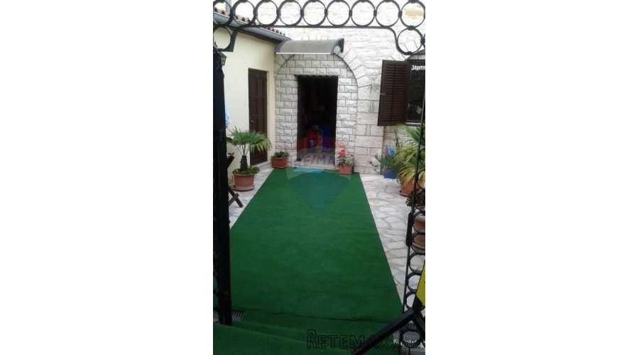 Istra, Buje, restoran s trosobnim stanom - prilika! - 3