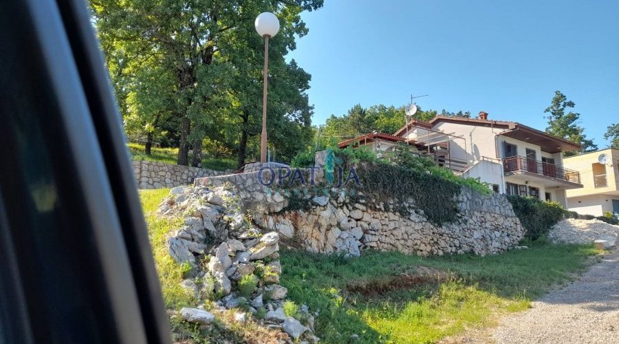 Mošćenice - u zaseocu kod Mošćenica prodaje se useljiva kat..