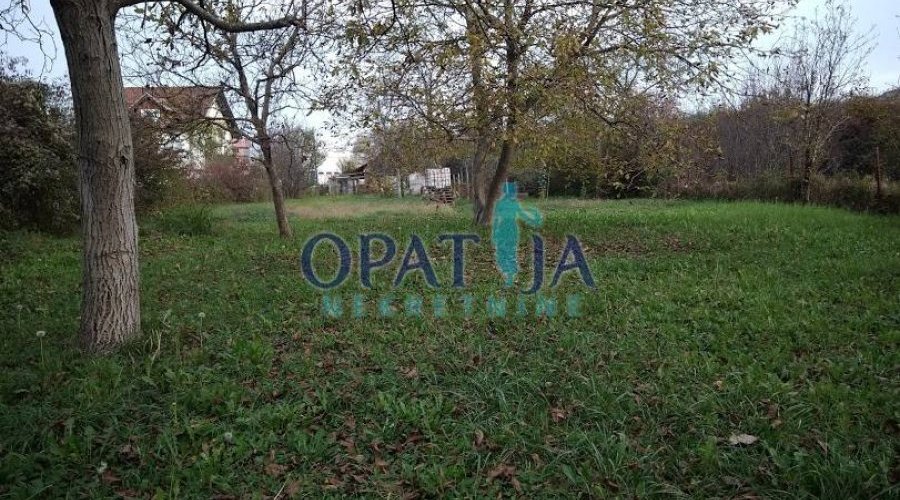 Sesvete građevinsko zemljište 1800 m2 na izvrsnoj lokaciji