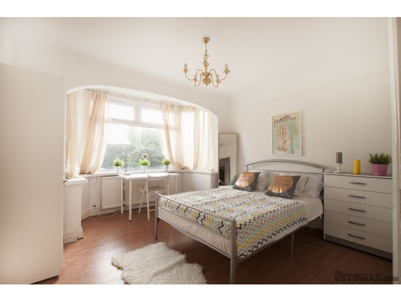 Single with double bed near Hanger Lane..
