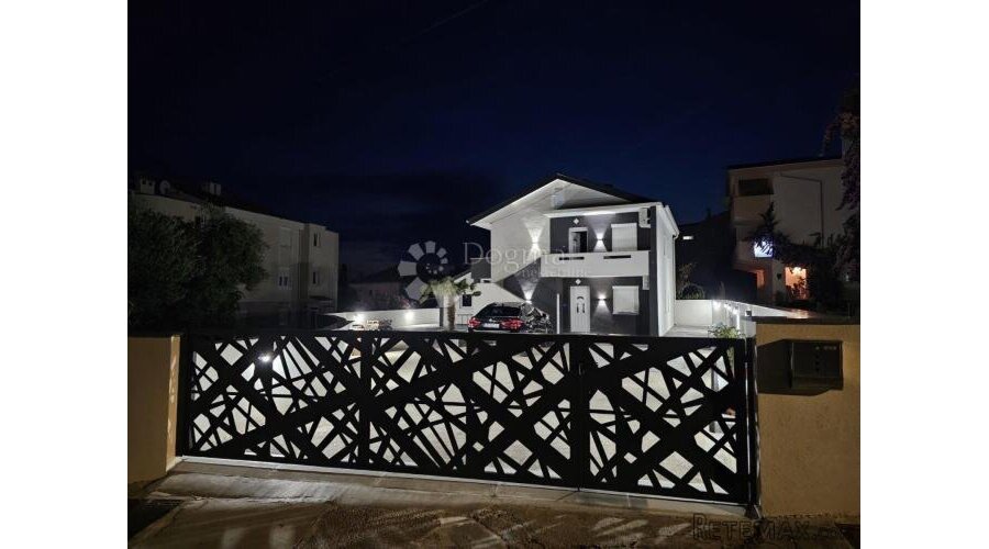 OTOK PAG NOVALJA SAMOSTOJEĆA KUĆA SA TRI APARTMANA - 2