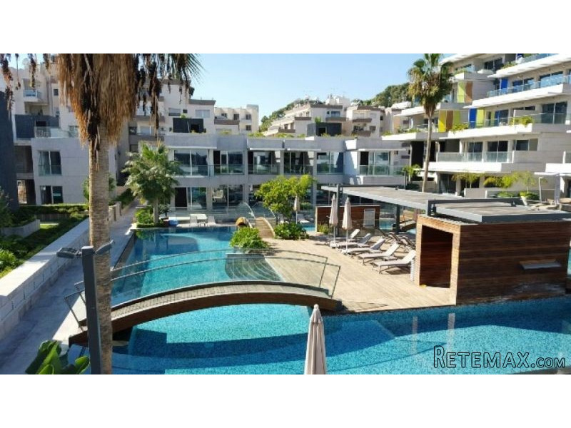 Spectacular 4 bedroom villa on the sea..