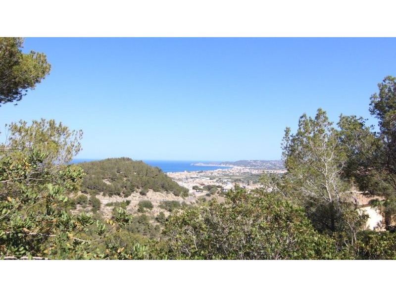 Building plot with stunning sea views..