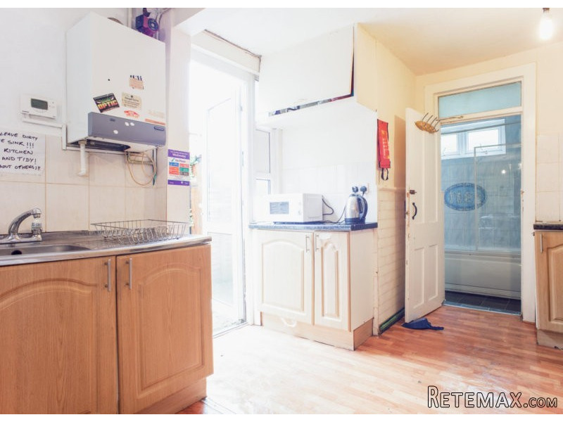 Single with double bed near Turnpike.. - 2
