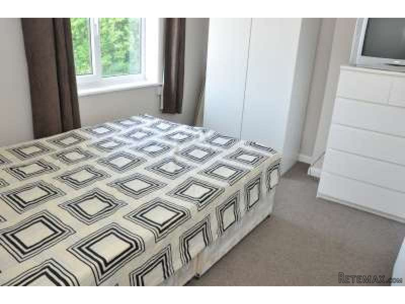 Single with double bed near White City..