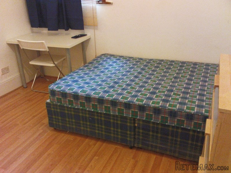 Single with double bed near Turnpike..
