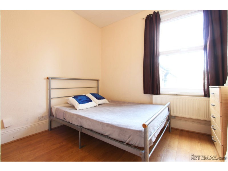 Single with double bed near Tottenham..