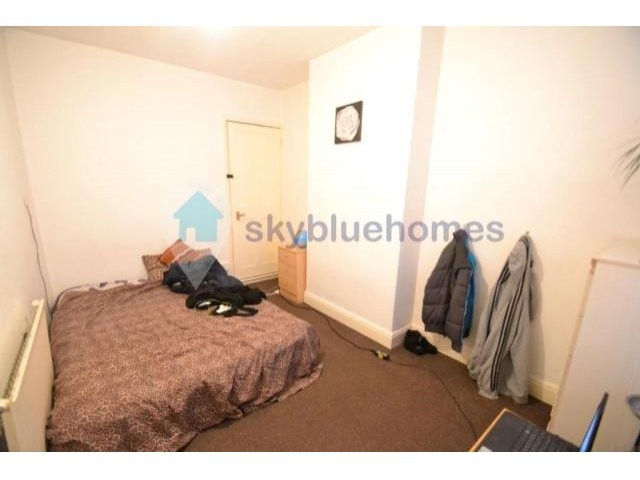 House - Don't miss out on this SPACIOUS.. - 2