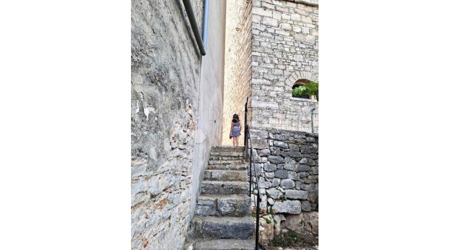 Kuća u centru Bala sa dvorištem - 3