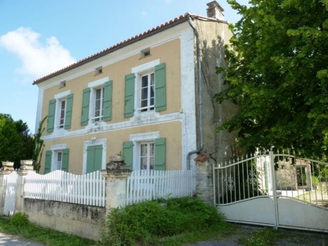 Light restored "Charentaise" house