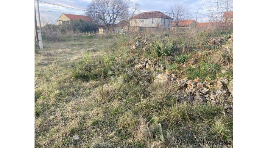 INVESTITORI: Građevinska parcela u zaleđu Vodica